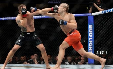 Justin Gaethje e Paddy Pimblett durante a luta principal do UFC 324