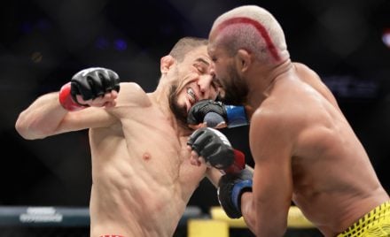 Umar Nurmagomedov e Deivison Figueiredo trocando socos durante o UFC 324