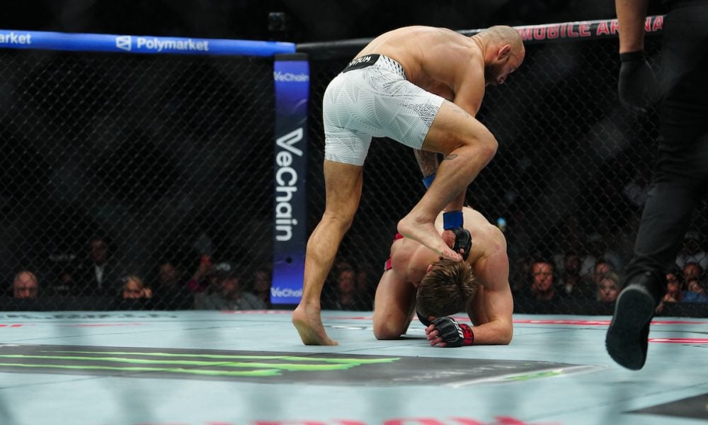 Jean Silva subindo nas costas do Arnold Allen