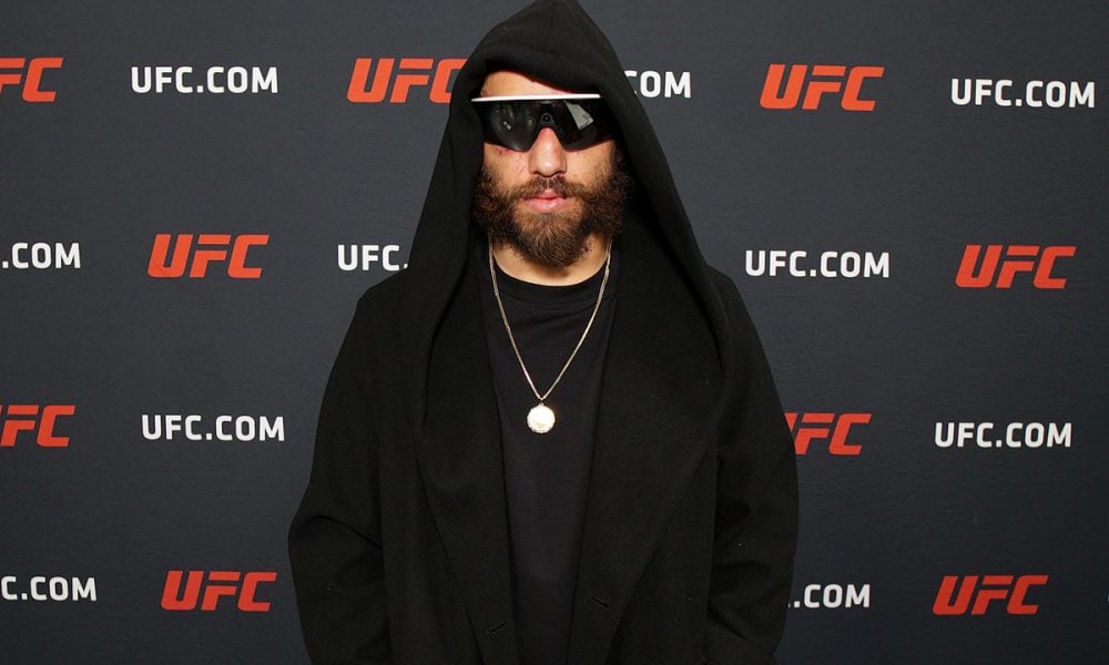 Jean Silva posando para foto após vitória no UFC 324