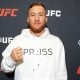 De casaco branco, Justin Gaethje posa para foto no media day do UFC 324