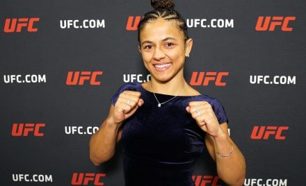 Natália Silva posando para foto após vitória no UFC 324