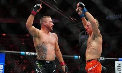 Justin Gaethje e Paddy Pimblett erguendo os braços após a luta principal do UFC 324