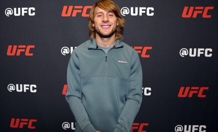 Sorridente, Pimblett posa para foto durante o media day do UFC 324
