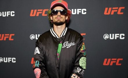 De boné e óculos escuros, Sean O'Malley posa para foto no media day do UFC 324