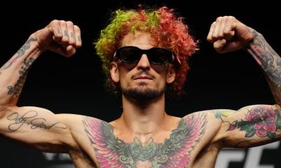 Sean O'Malley passa pela balança do UFC 324 de óculos escuros