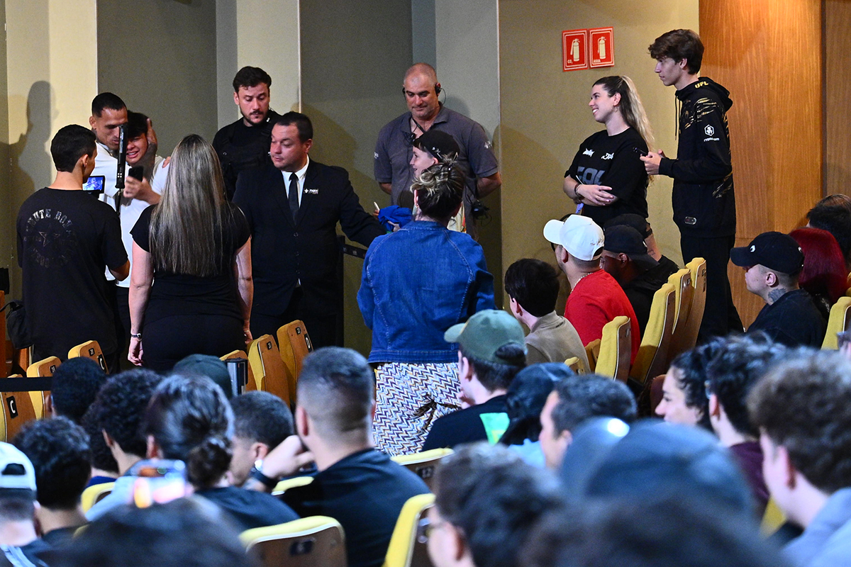 Charles do Bronx abraça fã que chora enquanto o abraça durante sessão de pergunta e respostas em São Paulo