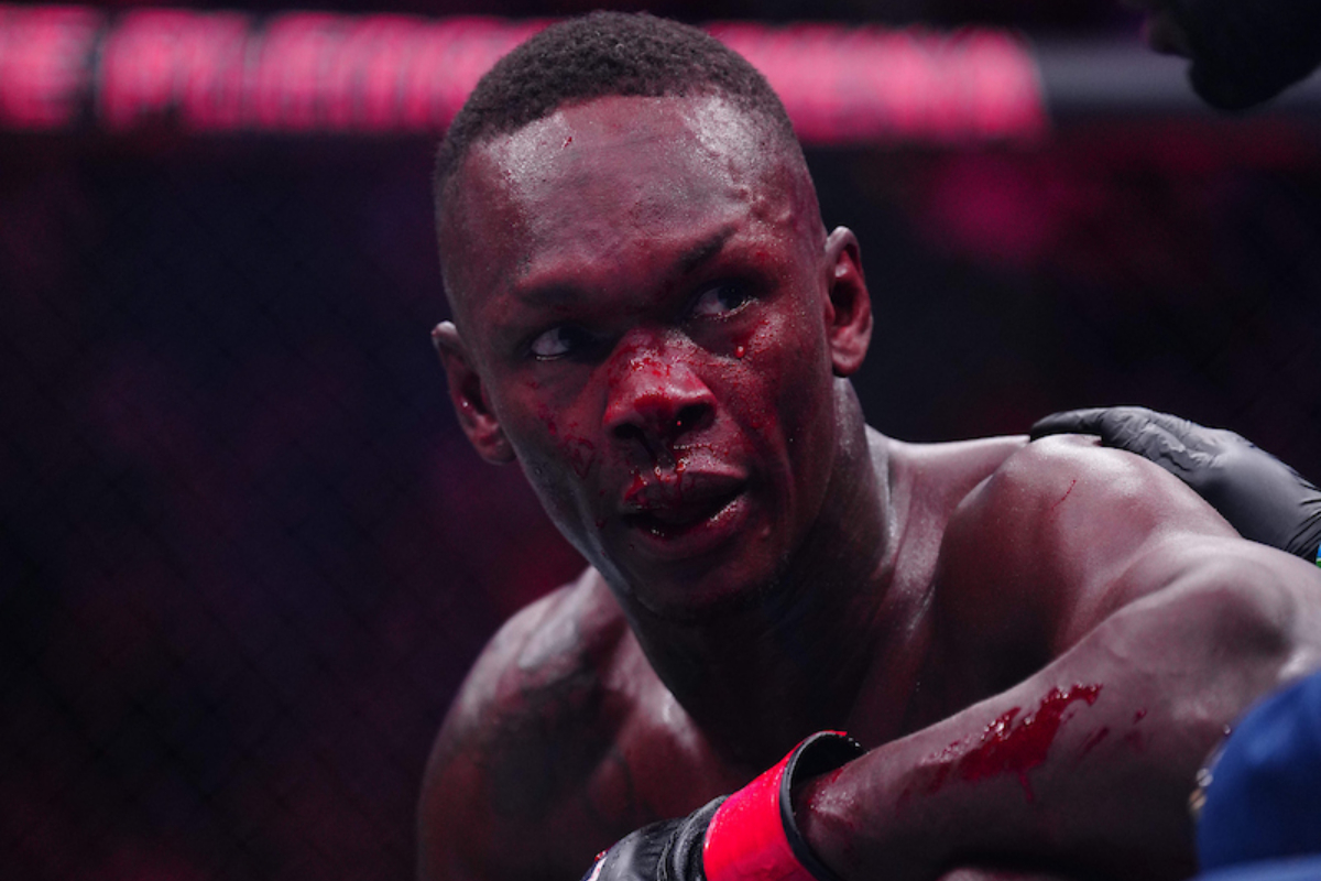 Israel Adesanya lamenta derrota no UFC Seatte com rosto ensanguentado