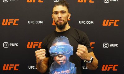 Johnny Walker posando para foto durante o Media Day do UFC 327